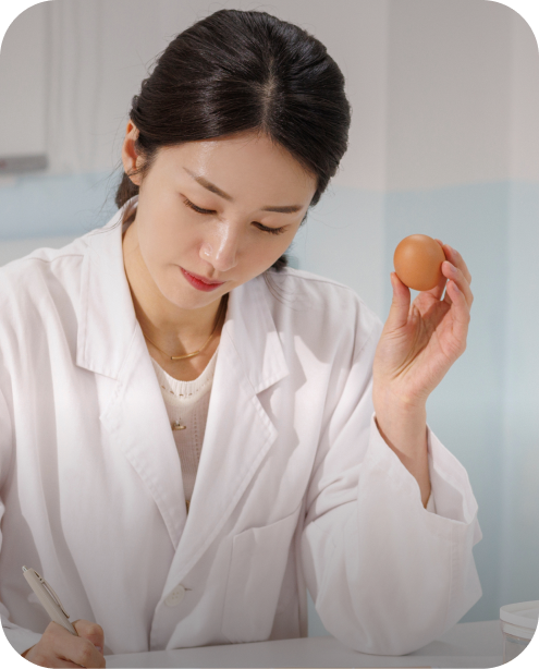 계란을 들고 있는 영양사 사진