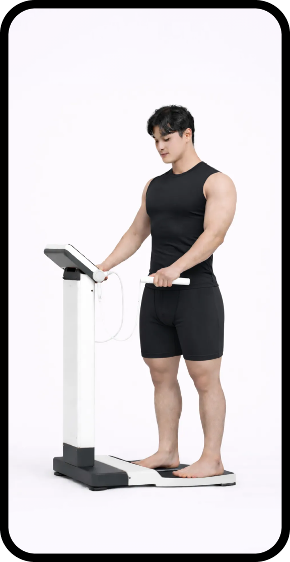 인바디 기계로 인바디를 측정중인 남자 사진
